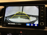 リバースギアに入れるだけで後方の表示へ切り替わります。夜間や雨の日の駐車も楽になりますよ。