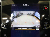後方の映像を車内の11.6インチディスプレイに表示。 ステアリング操作に連動して動くガイドラインが、駐車や車庫入れをよりスムーズにサポート。狭いスペースでも安心して操作できる頼れる機能です。