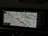 【純正ナビゲーション】BMWのナビゲーションは操作性も良く、詳細な地図情報と交通状況を見やすく表示し、快適なドライビングをサポートしながら目的地までナビゲートします。