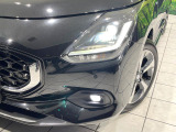 【LEDヘッドライト】悪天候や夜間走行時も良好な視界を確保し安心して運転できる高輝度LEDヘッドライトを装備!点灯速度が早く、消費電力も抑えられています。