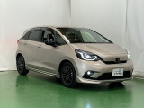 新しいハイブリッドシステムe:HEVは市街地走行では電気自動車に近いハイブリッドシステムでモーターが主役で走行します。充電の為にエンジンが始動しても優れた遮音性能で車内はとても静かで快適です