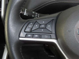 ステアリングスイッチ付きで、運転中に視線を前に向けたまま操作できます。