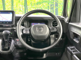 インテリアに合わせたデザインのステアリングは、運転される方のことも考え、運転しやすい形状、大きさです。是非一度、実際に触ってお確かめください。