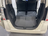 後席背もたれを倒せばちょっと大きめの荷物や長いものを積みたい時に便利です。