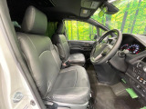 運転席まわりには十分なスペースがあり、大柄な方でもゆったり運転していただける環境です。