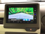 【バックカメラ】駐車時に後方がリアルタイム映像で確認できます。大型商業施設や立体駐車場での駐車時や、夜間のバック時に大活躍!運転スキルに関わらず、今や必須となった装備のひとつです!