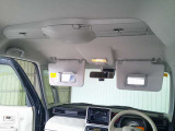 運転席・助手席ともにサンバイザー内側に鏡がついております。