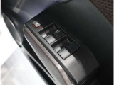 ドア内側、手の届きやすい位置にドアガラスの開閉スイッチ(パワーウインドウ)があります。運転席にはいたずら防止のためのロック付!