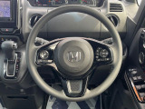 インテリアに合わせたデザインのステアリングは、運転される方のことも考え、運転しやすい形状、大きさです。是非一度、実際に触ってお確かめください。
