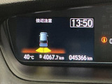 パーキングセンサーシステムは走行中に障害物が迫ると音と表示でお知らせ、低速走行時時の安心感を高めます
