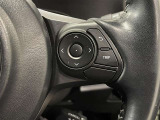 ステアリングスイッチ付きで、運転中に視線を前に向けたまま操作できます。