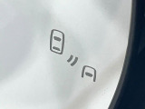【ブラインドスポットモニター】走行中、ドアミラーの死角になりやすい箇所に後続車が接近するとサイドミラー付近に警告を表示、ドライバーに注意喚起をしてくれます。