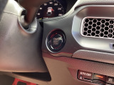 スマートキーシステム搭載ですので、ハンドル横のスイッチを押せば、エンジンスタート!