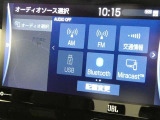 【オーディオ選択画面】AM/FMの切替や、交通情報もこちらの画面から選択できます。