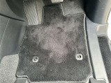 運転席フロアマットに破れやほつれは見当たりません。