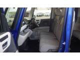 平日はママにぴったりの運転席を。休日はパパにぴったりの運転席を。ハンドルもシートも柔軟に位置調整ができます。運転席はハイトアジャスターが装備されていますので上下方向に柔軟に調節できます。