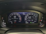 ホンダセンシングの表示画面を併せ持つ右側の大型スピードメーターに加え、ステアリングスイッチを使って左側のタコメーター内でオーディオの表示や、燃費などの情報が見れるようになっています。