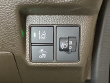 ハンドルの右側にはヘットライトリベライザーとHondaセンシング用のメインスイッチがついています。ヘッドライトリベライザーは道路状況や積荷の加重に応じてライトの高さを調節できます。
