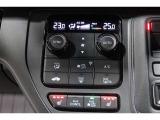 運転席と助手席の温度設定の変更が可能な左右独立タイプのデュアルエアコンです♪♪♪暑がりな人・寒がりな人も誰もが車内を快適にお過ごしいただけます♪♪♪