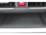 ワイヤレス充電機能で接続の手間いらず。スマートフォンなどをワイヤレスで充電可能です。
