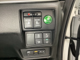 両側電動スライドドアは運転席から操作ができるよう、操作スイッチが付いています。Hondaセンシング用のVSA(ABS+TCS+横滑り抑制)解除と路外逸脱抑制機能などのオンオフスイッチも装備しています。