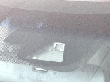 【ホンダセンシング】走行中に前方の車両等を認識し、衝突しそうな時は警報とブレーキで衝突回避と被害軽減をアシスト。より安全にドライブをお楽しみいただけます。