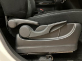 運転席はシートの高さ位置を変えることが出来るシートリフター付きですよ☆