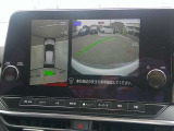 【アラウンドビューモニター】空から見下ろした映像がナビ画面にて確認可能です。駐車もラクラクですよ♪