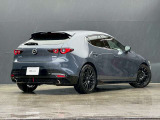 MAZDA3ファストバックならではの美しい曲線美。純正エアロが装着され、より低重心でワイド&ローなプロポーションが強調されています。お気軽にお問い合わせください!