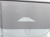 【三菱e-Assist】走行中に前方の車両等を認識し、衝突しそうな時は警報とブレーキで衝突回避と被害軽減をアシスト。より安全にドライブをお楽しみいただけます。