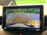 【バックカメラ】駐車時に後方がリアルタイム映像で確認できます。大型商業施設や立体駐車場での駐車時や、夜間のバック時に大活躍!運転スキルに関わらず、今や必須となった装備のひとつです!