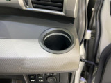 ドリンクホルダー付きです。