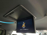 【フリップダウンモニター】大画面モニターで後席でもエンタメをお楽しみいただけます。小さなお子様にも大人気の装備です♪