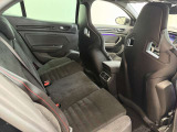 輸入車ディーラーとして長年の経験と実績に基づいた厳格な自社基準による仕入れ、さらに第三者機関を介した客観的な車両状態の鑑定。 私たちの商品は、それらの厳しい品質チェックを経て初めて店頭に並びます。