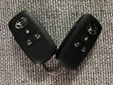 スマートキーを装備しています☆カギをカバンやポケットに入れて頂いた状態でドアロックの開閉やエンジンスタートをして頂けますよ!とても便利な装備です!