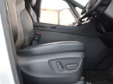 パワーシート搭載。微妙な調整が手軽にでき、ピッタリなポジションで運転することが可能です。