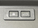 【パワーバックドア】スマートキーや運転席のボタンを押すだけでリアゲートが自動で開閉します!荷物を持っている時や、高い位置にあるバックドアを閉める際に便利な機能です♪