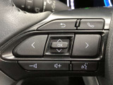 運転中、オーディオの操作をしてて、ハッとしたことはありませんか?ステアリングスイッチは、運転中でもハンドルでオーディオの操作が可能です。安全なドライブをサポートします。