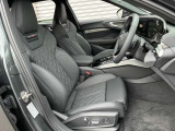 長時間の運転でも疲れを感じにくい、適度な硬さのシートです!