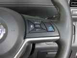 ステアリングスイッチ付きで、運転中に視線を前に向けたまま操作できます。