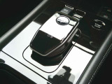 使いやすいデザインの電制シフト。高級感のあるピアノ調フィニッシャー。