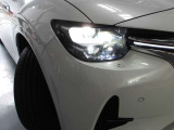 【アダプティブLEDヘッドライト】夜間走行時に先行車や対向車の状況をクルマが判断。ヘッドランプの照射範囲や明るさを自動的に変化させます。