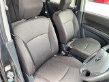 【運転席】座り心地が良いシートなので長時間の運転でも快適にお過ごしいただけます。新品のフロアマットのご注文も可能です。掲載箇所以外にご希望の写真がございましたらお気軽にお問い合わせ下さい。