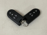 スマートキーを装備しています☆カギをカバンやポケットに入れて頂いた状態でドアロックの開閉やエンジンスタートをして頂けますよ!とても便利な装備です!