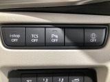運転席脇のクラスタースイッチ部分にはパーキングセンサー、その他走行系スイッチを集中配置しております。