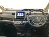車内は光触媒抗菌消臭施工済です。インパネ周りはスタイリッシュなデザインで機能や装備も充実しています。グローブボックスやカップホルダーのほかにトレーなどたくさんの収納スペースが付いています。
