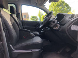 どのような体形の方でも違和感無くしっくり収まる運転席!本国では商用車として使われているのが納得出来ます