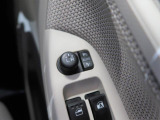 ドアの施錠に連動してドアミラーが自動格納。降車の直前まで後方確認ができ、ドアミラーの閉じ忘れも防げます。