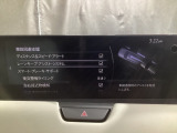 カメラが車線を認識してはみ出しそうになるとステアリングアシストが介入するレーン・キープ・アシストシステムを装備しております。お好みで作動・非作動の設定も可能です。