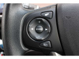 ハンドル左部分でオーディオ操作が可能。そのため、運転中でも目線をずらさずに安全運転♪